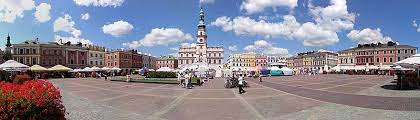 Po każdej stronie tego rynku (pierzei) znajdują się zabytkowe kamienice z podcieniami oraz ratusz, główny obiekt tego placu. Rynek Wielki Zamosc Wikipedia Wolna Encyklopedia