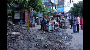 Sludge, muck piled next to them but its business as usual at these food  stalls | Noida News - Times of India