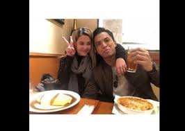 Selepas peminat terkejut dengan tularnya foto int1m emma bersama syed abdullah, kemudian peminat dikejutkan lagi dengan kenyataan bahawa emma kini sudah tidak lagi bertudung. Dalam Tempoh Bertudung Saya Cuba Bulatkan Hati Emma Maembong Akhirnya Buka Tudung Hiburan Mstar