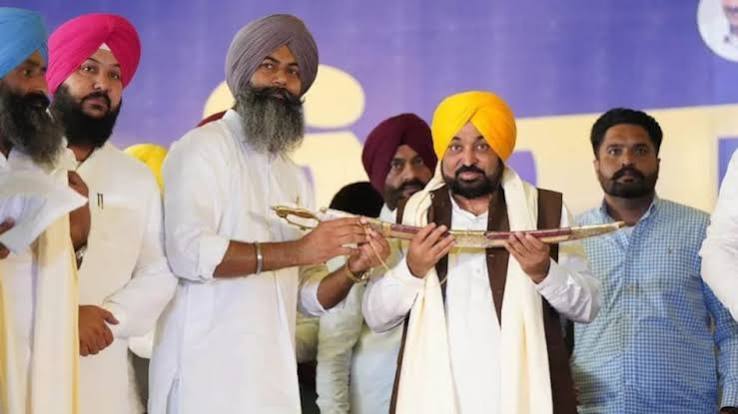 गैंगस्टर गुरप्रीत सेखों को लेकर पंजाब में आम आदमी पार्टी क्यों घिर गई है? - gangster gurpreet singh sekhon join aap bhagwant mann qustion congress akali ntcpkb - AajTak