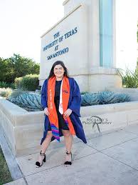 Graduation Portrait Time At Utsa College San Antonio Texas Graduation Pictures Graduation Portraits Cap And Gown