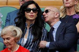 He will step down as ceo to become executive chairman in july 2021. Wenige Tage Nach Der Scheidung Zeigt Sich Jeff Bezos Erstmals Offentlich Mit Seiner Neuen Freundin Business Insider