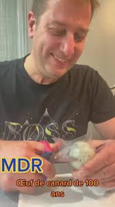 Boris perd au biberon et doit manger un œuf de canard de cent ans