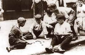 Niños jugando en la calle. Ninos Jugando En La Calle Otros Tiempos Otros Juegos La Aldea Irreductible