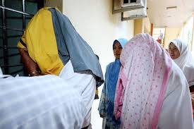 Kasus ini terbongkar setelah pemeran pria berusaha menyebar video tak senonoh ke sejumlah ibu rumah tangga sebagai modus untuk berhubungan intim dengan si pelaku. Bapa Dan Anak Berzina