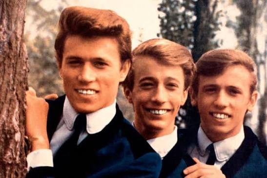 Một chút giới thiệu sơ lược về nhóm Bee Gees từ nguồn Wikipedia nhé ^^ Bee  Gees là một ban nhạc nổi tiếng gồm ba anh em người Úc gốc Anh sinh
