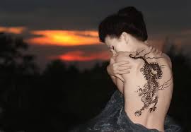 E tu, o principe della milizia celeste, con la potenza divina, ricaccia nell'inferno satana e gli altri spiriti maligni i quali. Il Drago Tutta La Simbologia Attorno Al Suo Tatuaggio Foto