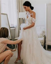 Waar en wanneer werd hanna weig geboren? Creative Wedding Ideas In 2020 Wedding Dresses Wedding Dresses Satin Wedding Dress Train