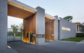 Maka dari itu, tidak heran makin banyak rumah yang berlomba dengan desain pintu. 12 Desain Gate Perumahan Mulai Dari Minimalis Mewah Hingga Futuristik Rumah123 Com