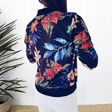 Modèle avec col et boutonnage dissimulé devant. Veste Fleurie Princesse Fleurie