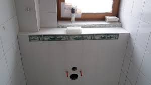 Dieser bleibt sowohl an den fliesen selbst als auch am untergrund haften und ist nur schwer wieder. Wie Kann Ich Fliesen Von Der Wand Entfernen Ohne Dass Sie Zerbrechen Fliesenleger Kacheln