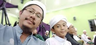 Adik kepada mohd murtadzo, mohamad yaakub yusra, 27, berkata, ustaz wadi anuar memerlukan rawatan lanjut bagi mengesan kemungkinan berlakunya pendarahan selepas difahamkan keluar cecair di hidung dan mulut, lewat petang semalam. Siapa Saya Sayalah Bila Arief Berada Di Satu Majlis Bersama Ustaz Wadi Anuar Di Madrasah Darul Atiq