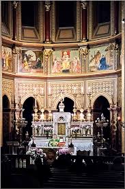 Catedrala este construita din caramida roshie, si este reprezentanta a stilului eclectic. Altarul Principal Al Catedralei Sfantul Iosif Bucurestiul Meu Drag