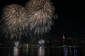Ciudadanos de la capital se mostraron confundidos luego de escuchar fuegos artificiales en horario de toque de queda. Primera Noche De Exhibicion De Fuegos Artificiales Por El 4 De Julio En Nueva York Eeuu Agencia Anadolu