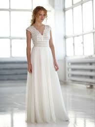Brautkleider werden zwar üblicherweise noch immer in weiß, creme oder perlmutt getragen, aber der trend zu mehr farbe in. Brautkleider Lilurose Brautkleider Hochzeitsoutfit Schlicht Und Ergreifend