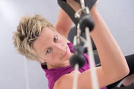 Ein expander, hockeyschläger, eine horizontale stange, eine parallele stange und viele andere sportgeräte. Vorstellung Geeigneter Sportarten