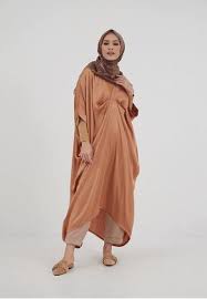 Kulitnya yang gelap eksotis dipadu dengan warna rambut bronze tampak begitu begitu saling melengkapi. Pin Di Baju Muslim