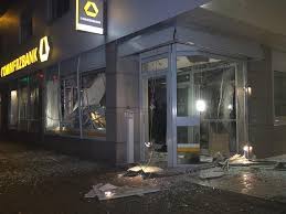 Geldautomat In Meerbusch Gesprengt Schaden An Commerzbank Gebaude