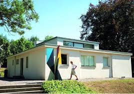Das musterhaus am horn ist ein meilenstein der architekturgeschichte, denn es ist das erste fertighaus dieser welt und somit der prototyp aller kataloghäuser. Arbeiten Am Allerersten Haus Der Moderne Restauro