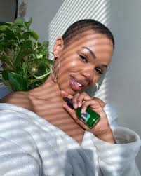 Vackra @sabinadeciree med sitt all time favoritserum Drops of Youth™  Concentrate 💚