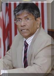 Tan sri isa samad dilahirkan di melaka dan mendapat pendidikan awal di sekolah kebangsaan bagan pinang, port dickson dan kemudiannya bersekolah di sekolah alam shah, kuala lumpur. Zainuddin Maidin Author Of Mahathir Di Sebalik Tabir