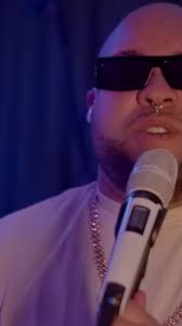 Experiência boa de última hora... Meu reencontro com a @eri.paullini só  podia ser no show do @jbalvin o mais brabo da Colômbia, um dos maiores do  reggaeton. Ainda encontrei meus irmãos @leandropitoficial