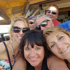 Salon with luminary nails near the beach?