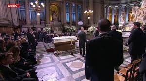 Les théories de la conspiration se nourrissent de symboles cryptés et de signes visuels cachés. Recueillement Devant Le Cercueil De Johnny Pourquoi Emmanuel Macron S Est Ravise Avant De Faire Le Signe De La Croix Lci