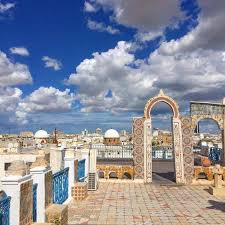 فهناك وعي سياحي عال على المستويين الرسمي والشعبي، ويجـد السائح في تونس بغيته مهما تنوّعت وتباينت، فإلى جانب شواطئها التي يبلغ طولها حوالي 1200 كم على مياه البحر الأبيض المتوسط والمجهزة بمرافق وخدمات. Ø§Ù„Ø³ÙŠØ§Ø­Ø© ÙÙŠ ØªÙˆÙ†Ø³ ÙˆØ§Ù‡Ù… Ø§Ù„Ù…Ø¹Ø§Ù„Ù… Ø§Ù„Ø³ÙŠØ§Ø­ÙŠØ© ÙÙŠÙ‡Ø§ Ø¨Ø§Ù„ØµÙˆØ±