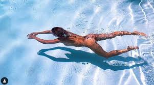 42 anni, alta 1,71 cm, segni particolari. Elisabetta Canalis Si Mette In Liberta Per Un Tuffo In Piscina Tutta Nuda Tgcom24