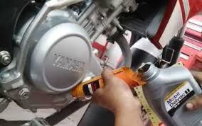 Secara teknis oli mesin heavy duty kurang cocok untuk karakter mobil dengan mesin diesel. Efek Samping Menggunakan Oli Mobil Pada Motor Apakah Boleh Atau Tidak
