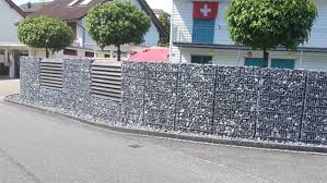 Ein ziegelsteinzaun kann recht gut als gartenzaun verwendet werden, er bietet entsprechend angebracht ein wenig sichtschutz und ist zudem lichtdurchläßig, was bei vielen installationen oder beim. Sichtschutz Stein Granitstelen Gabionen Und Steinmauern Hofmann Zaun Montagen