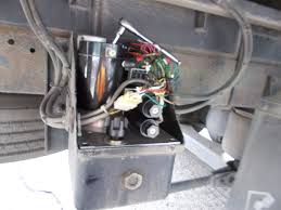 日野のシャシ 日本フルハーフ製ウィングが時々動かない車両の修理 - 柳沼ボデー工場 家畜運搬車製造販売