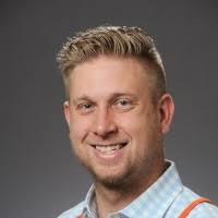 600+ profilů „Hench“