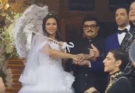 قصتي هي اني في عمر 21 سنة كنت في الجامعة و عشقت جارتنا عشقا شديدا و كنا نتبادل الرسائل و الكلمات الحلوة لانها كانت تأتي من رؤيتها.كنت كلما سنحت لي فرصة أمسكتها من يدها أو وضعت شيئا في يدها هدية مني مع اني لم المسها الا باليد فقط.في أحد الأيام. Ø£Ø®Ø±Ù‡Ù… ÙØ±Ø­ Ø¥ÙŠÙ…Ù‰ 7 Ù…Ø±Ø§Øª Ù†ÙØ³Ù† ÙÙŠÙ‡Ø§ Ø§Ù„Ù…ØµØ±ÙŠÙˆÙ† Ø¹Ù„Ù‰ Ø£Ø³Ø±Ø© Ø³Ù…ÙŠØ± ØºØ§Ù†Ù… Ø§Ù„ÙŠÙˆÙ… Ø§Ù„Ø³Ø§Ø¨Ø¹