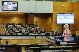 Datuk roosme binti hamzah selaku pengerusi jawatankuasa hal ehwal ptd wanita, persatuan perkhidmatan tadbir dan diplomatik malaysia bertempat di dewan bankuet, blok utama, parlimen malaysia. Official Portal Of The Parliament Of Malaysia