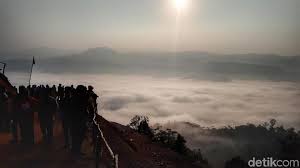 Di atas bukit, ada tulisan i love gunung. Wisata Viral Tahun Ini Negeri Di Atas Awan Hingga M Bloc Space