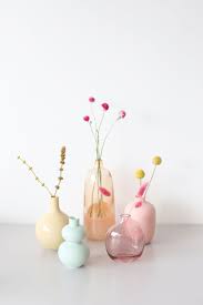 Simple Home Decor Ideas With Bud Vases And Dried Flowers Minimalist Flower Arrangement Flower Vases Vases Decor