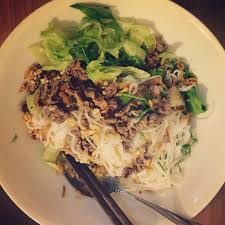 Bun Bo Nam Bo Ist Ein Beliebtes Gericht Aus Reisnudeln Salat Erdnussen Rindfleisch Und Einer Leckeren Susssau Vietnamesisch Kochen Rezepte Lebensmittel Essen