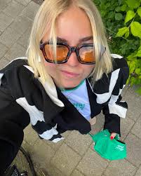 Darcy Lowe's Instagram, Twitter & Facebook