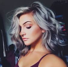 Scopriamo insieme le differenze e a chi stanno bene. Silver Hair Il Trend Capelli Di Cui Ci Innamoreremo Ancora Questo Autunno