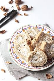 Gateau Roule Aux Noix Dessert Contes Et Delices En 2020 Gateau Roule Recette Citron Gateau