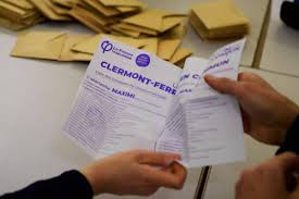 Quand un mec de droite est végétarien, il ne mange pas de viande.quand un mec de gauche est végétarien, il veut faire campagne contre les produits à base de protéines animales. Marianne Maximi Tete De Liste D Extreme Gauche Pour Les Municipales A Clermont Ferrand On Veut Etre Une Liste Qui Resiste Clermont Ferrand 63000