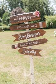 Unser Hochzeits Wegweiser Im Alice Im Wunderland Stil Richiger Weg Falscher Weg Alice Im Wunderland Hochzeit Hochzeit Wegweiser Hochzeitsschilder