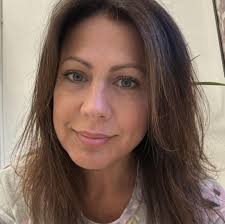 I'm bored and lonely here with my daughter no husband 😫😫