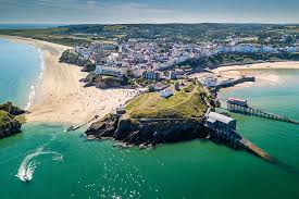 Wales has over 1,680 miles (2,700 km) of coastline and is largely mountainous with its higher peaks in the north and. Le Pays De Galles Au Fil De L Eau