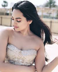 She debuted in a music video that got her noticed and kick started her movie career as one of the top actresses in india and has appeared in over fifteen films in just four years. All Actress Bollywood Cute Smile Celebrity Beautiful Bollywood Actress Beautiful Indian Actress Bollywood Actress Hot Photos