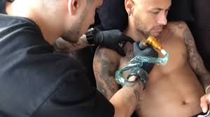 Fotos y diseños de todos los tatuajes que se ha hecho el jugador del napoli, lorenzo insigne, incluido el de diego maradona que tiene en su pierna. Video Neymar Se Hace Un Nuevo Tatuaje En El Pecho En Honor A Brasil As Com