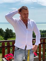 Kriszián zámbó regained his driving license, whose rights were taken back in 2017, writes blikk.police turned it off in csepel, drove through the red light, the probe showed a blood alcohol level of 0.7 percent. Kilenc Ev Utan Vegre Csaladot Szerettek Volna Ezert Varnak Most Megis Meg A Babaval Zambo Krisztianek Blikk