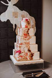 Meredith Seth Real Wedding Weddings In Houston Art Deco Wedding Cake Cool Wedding Cakes Wedding Cakes With Flowers